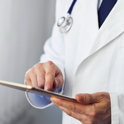 emedicom-bg-doctor-with-ipad